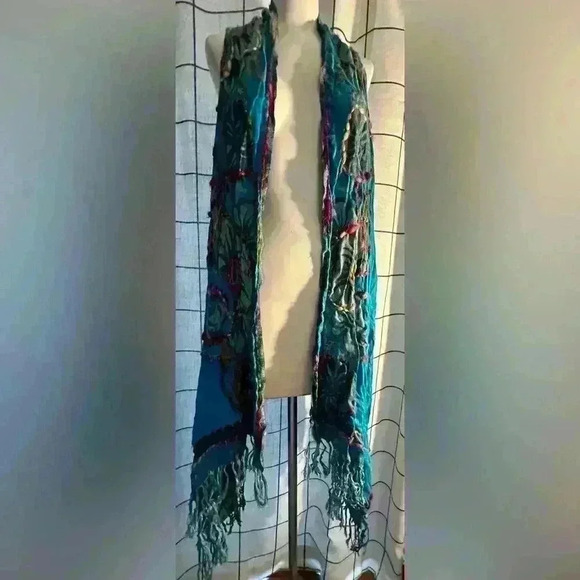 Beautiful turquoise wrap with embroidery embellishments - Picture 1 of 10